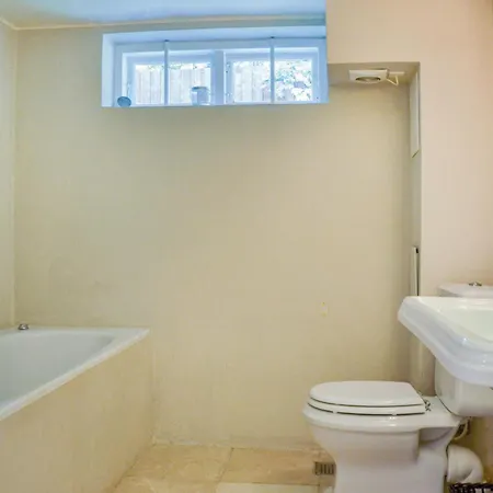 Дом отдыха 5 Bedroom Lovely In *