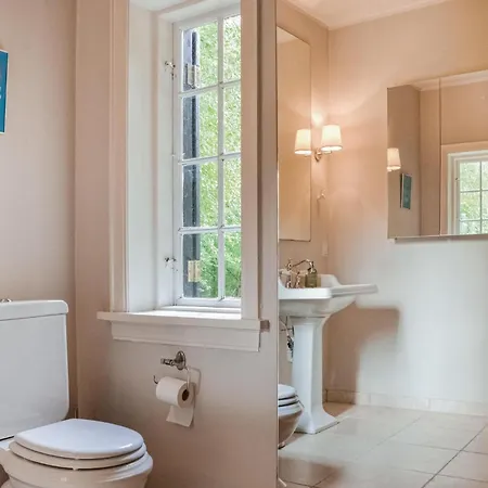 Дом отдыха 5 Bedroom Lovely In